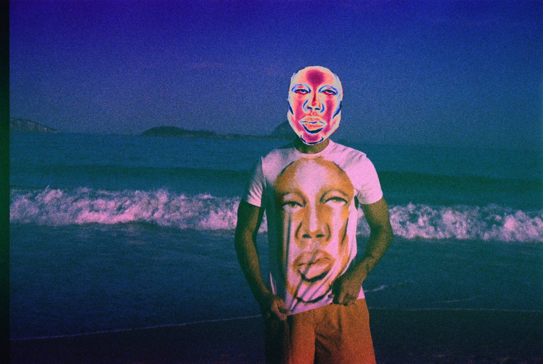Foto do editorial: pessoa vestindo a camisa com o rosto estampado, na praia.
