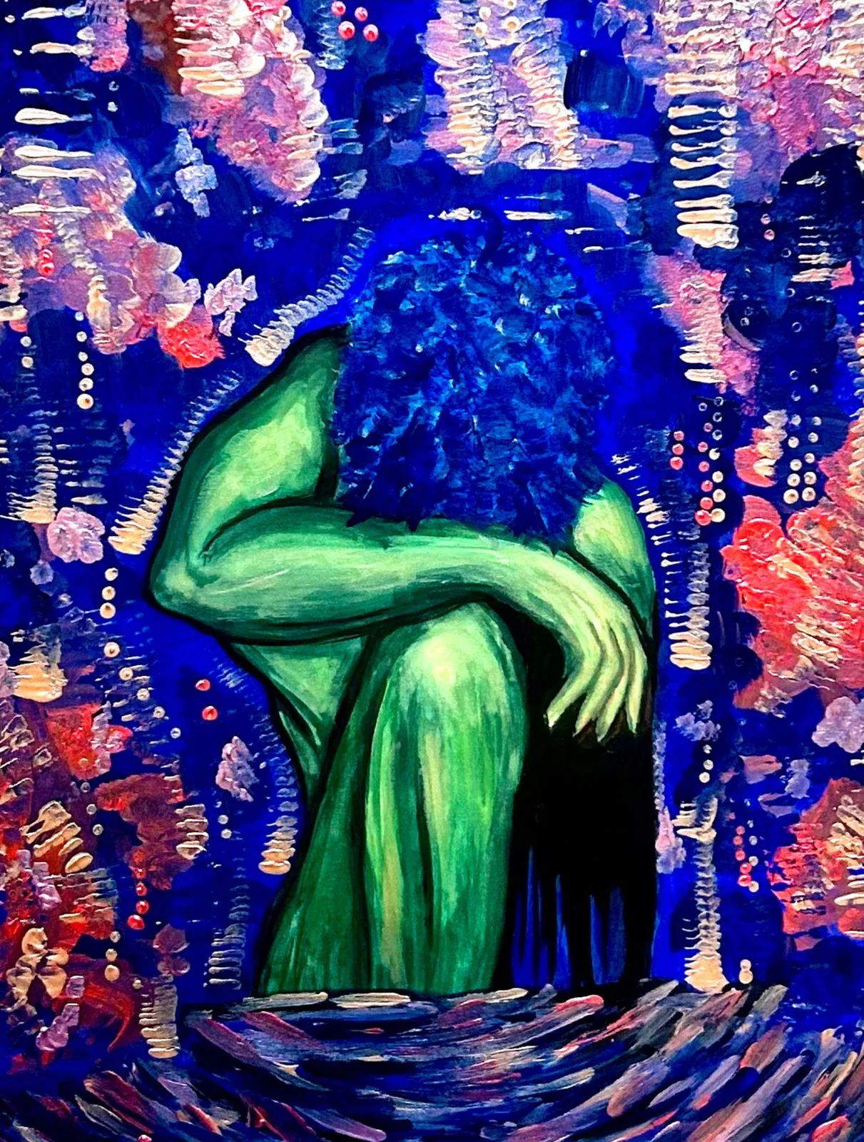 Corpo verde de cabeça baixa sobre fundo azul e rosa